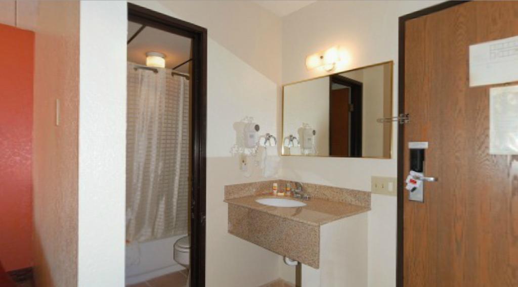 Econo Lodge Kansas City Downtown North Room photo